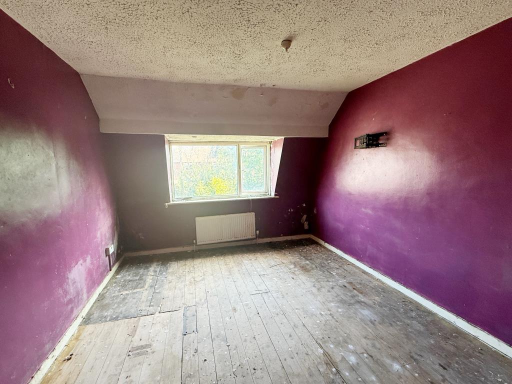 Lot: 112 - END-TERRACE HOUSE FOR IMPROVEMENT - Main Bedroom in House in need of Refurbishment